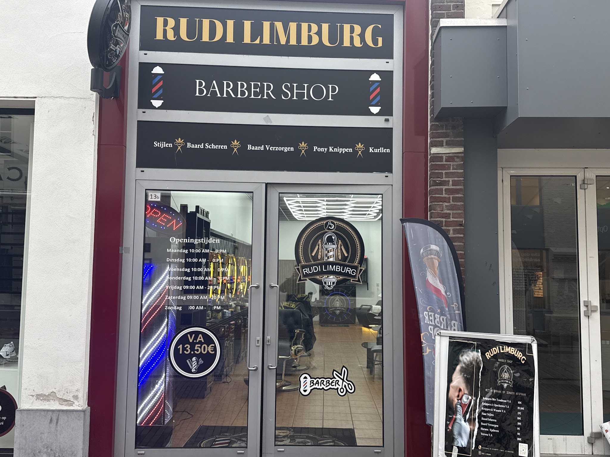 De gevel aan de Langstraat, waar nog de naam Rudi Limburg op staat