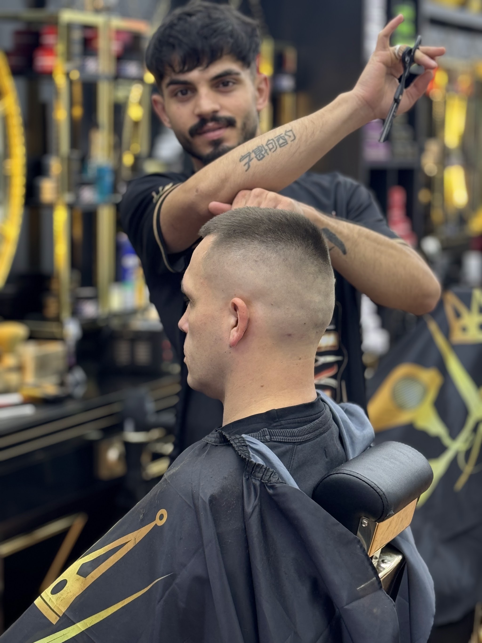 Barbier aan het werk in de zaak in Weert