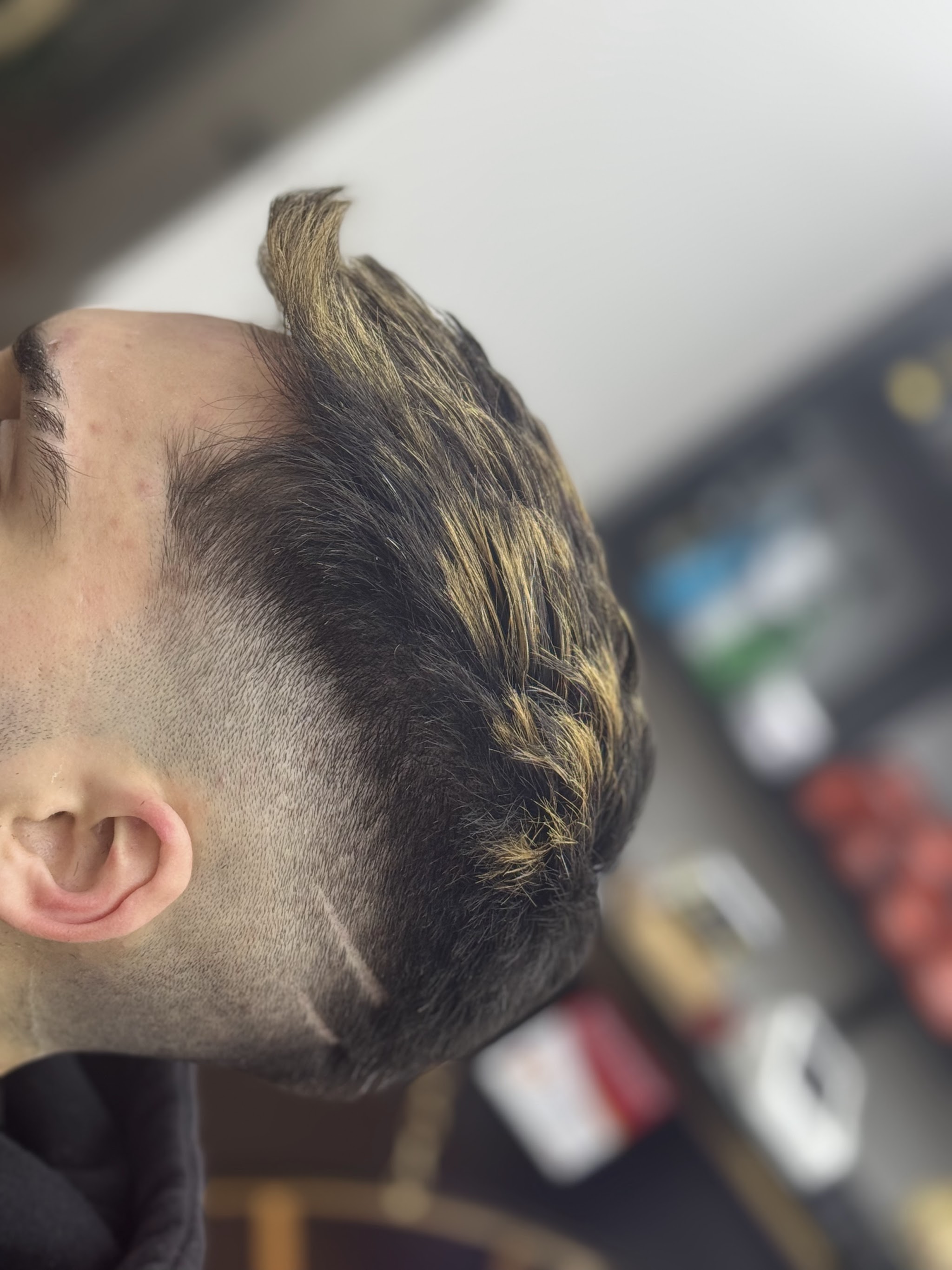 Coupe met blonde highlights, zijaanzicht