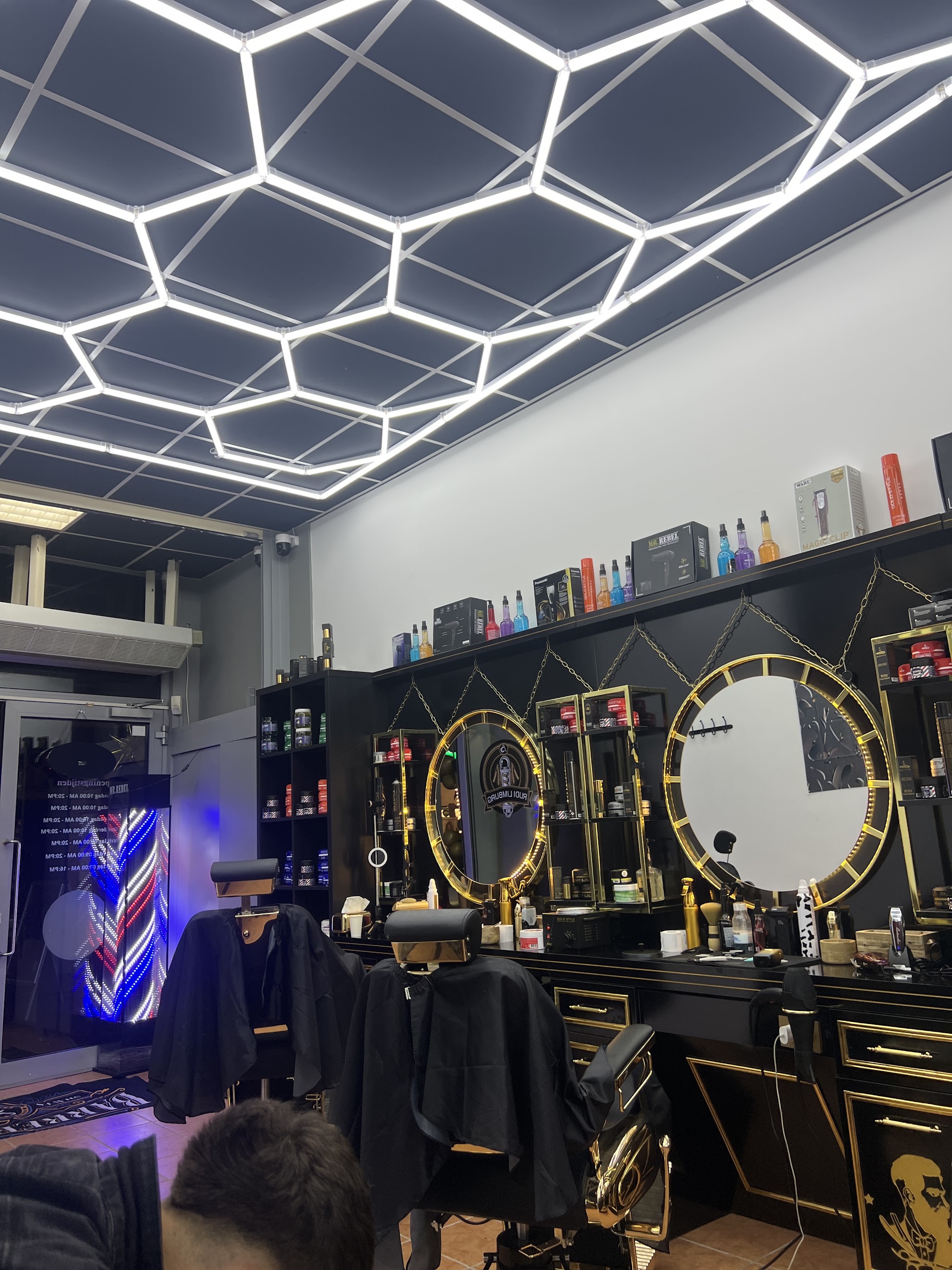De zaak van binnen bij LYVAR Barbershop in Weert